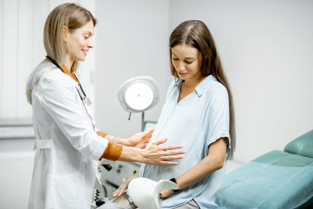 Femme enceinte avec un gynécologue dans son bureau.